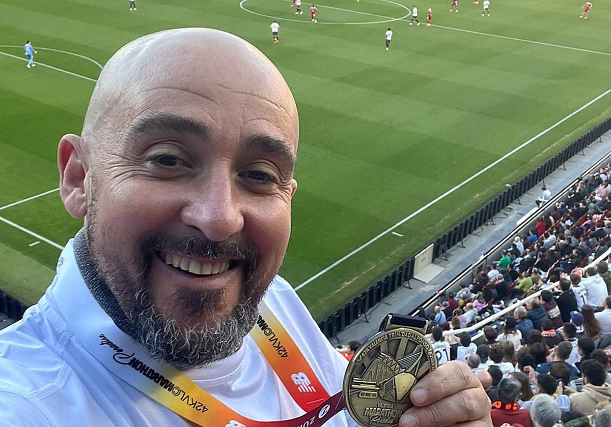 Oscar García Santamaría, feliz tras completar el Maratón Valencia, en Mestalla.