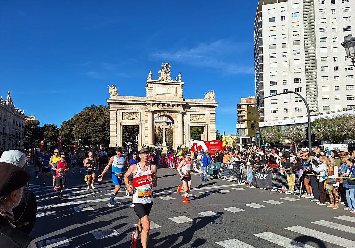 Varios corredores de la Maratón de Valencia a dos kilómetros de llegar a la meta.