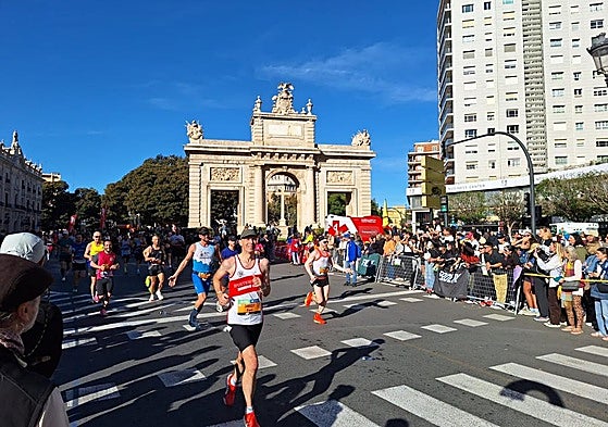 Varios corredores de la Maratón de Valencia a dos kilómetros de llegar a la meta.
