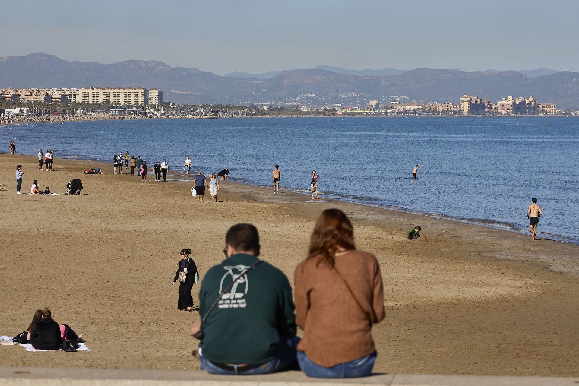 Ambiente festivo en la playa de Valencia al calor de las buenas temperaturas
