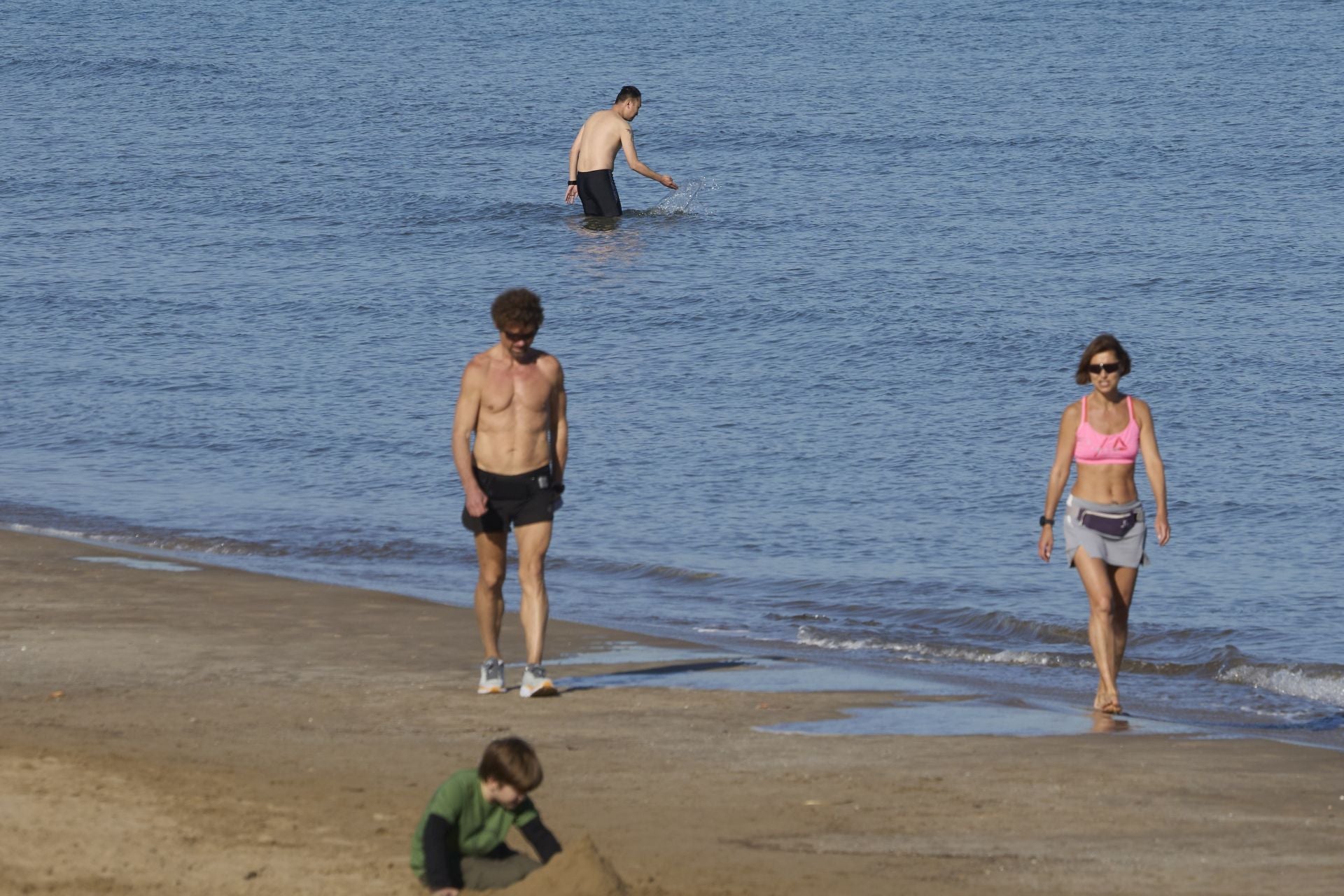 Ambiente festivo en la playa de Valencia al calor de las buenas temperaturas