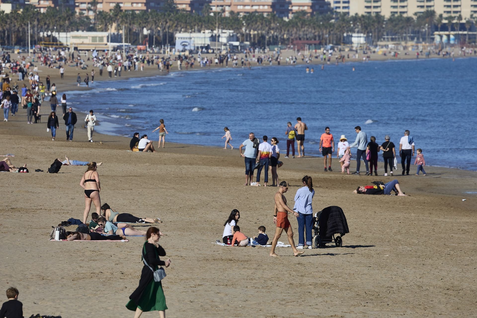 Ambiente festivo en la playa de Valencia al calor de las buenas temperaturas