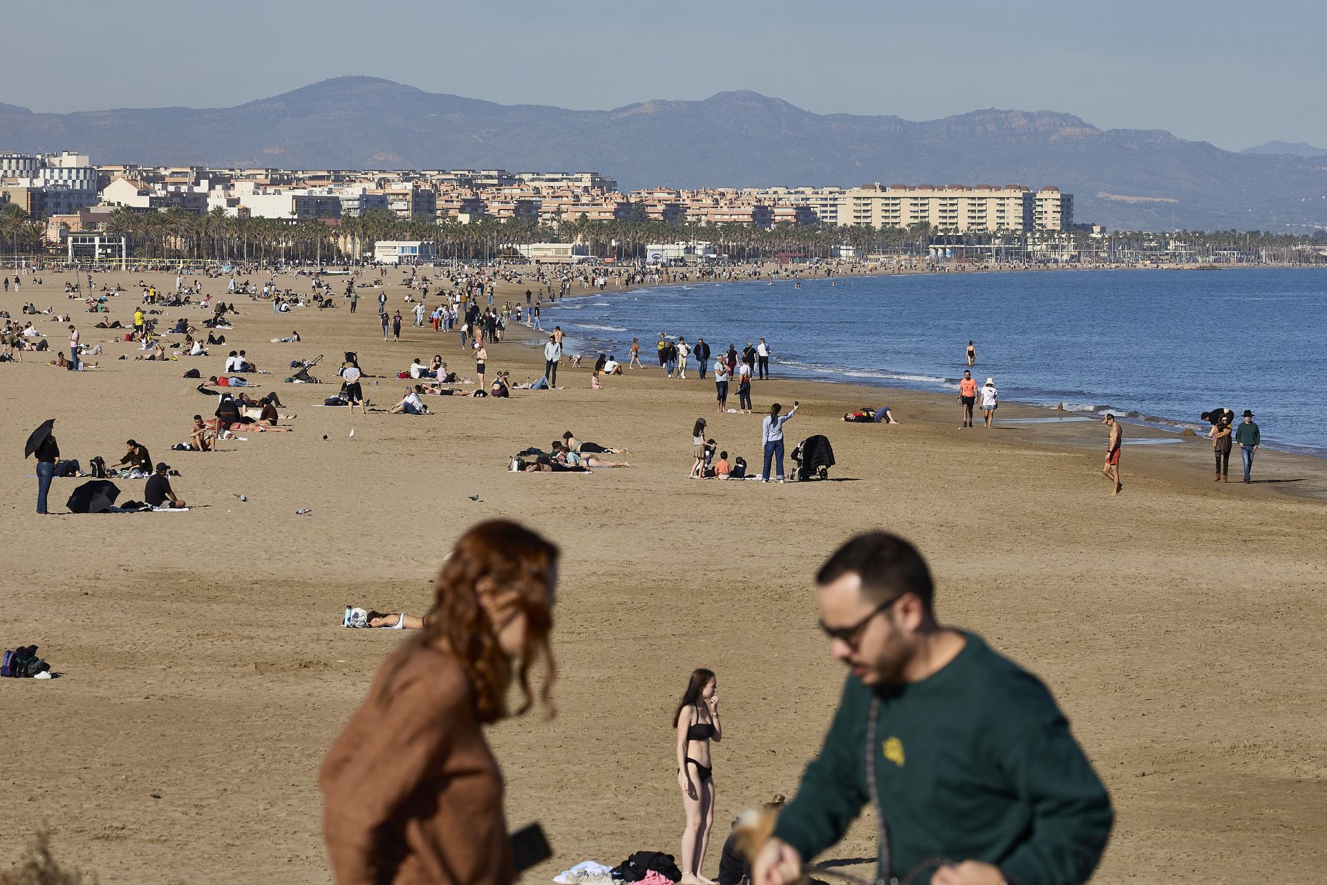 Ambiente festivo en la playa de Valencia al calor de las buenas temperaturas