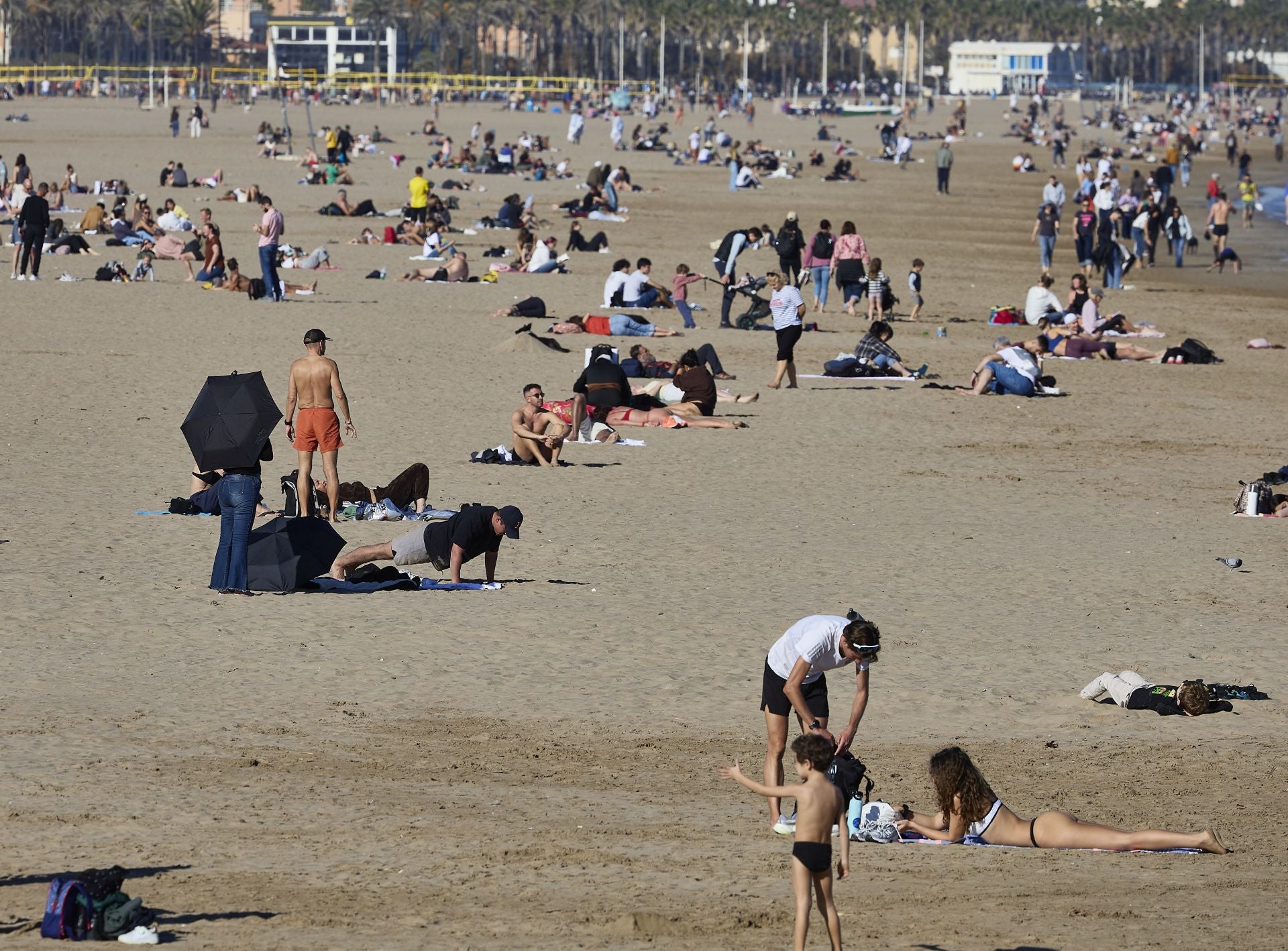 Ambiente festivo en la playa de Valencia al calor de las buenas temperaturas
