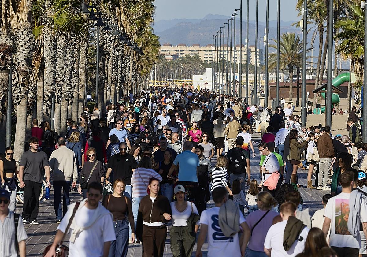 Ambiente festivo en la playa al calor de las buenas temperaturas