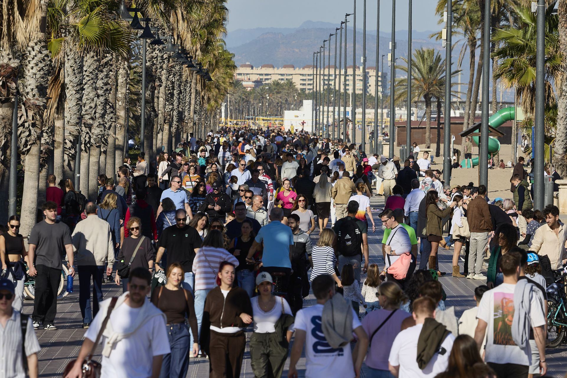 Ambiente festivo en la playa de Valencia al calor de las buenas temperaturas