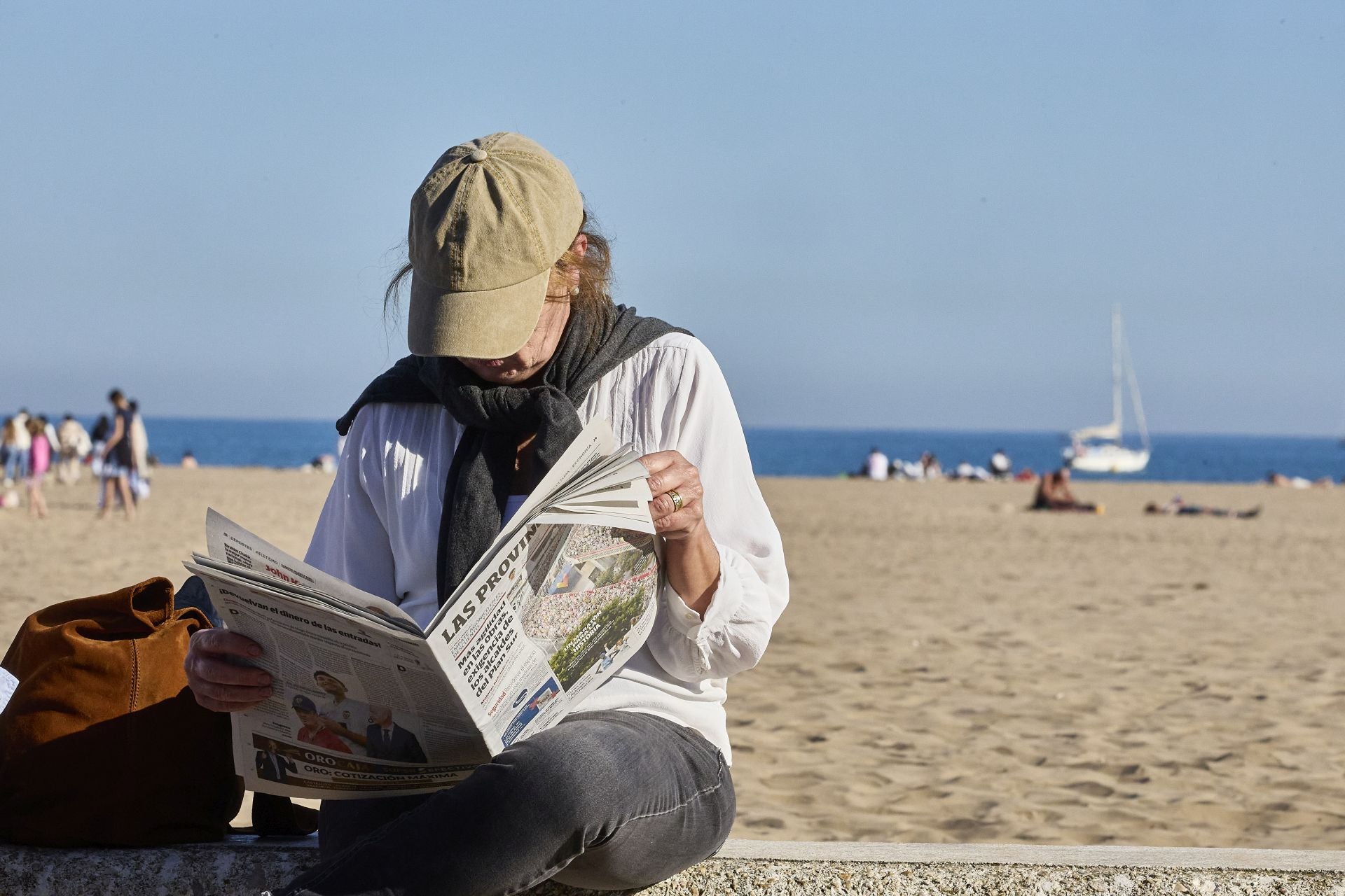 Ambiente festivo en la playa de Valencia al calor de las buenas temperaturas