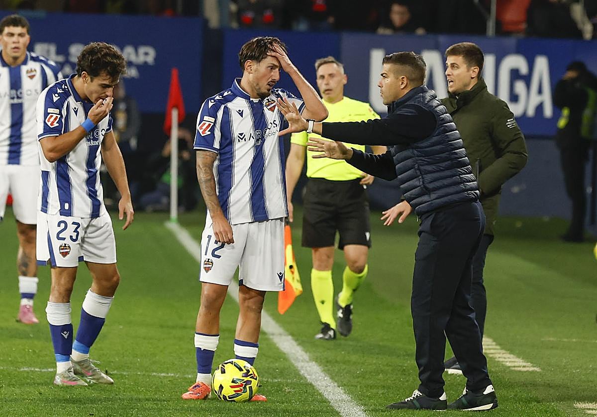 Álvaro del Moral da instrucciones en El Sadar.