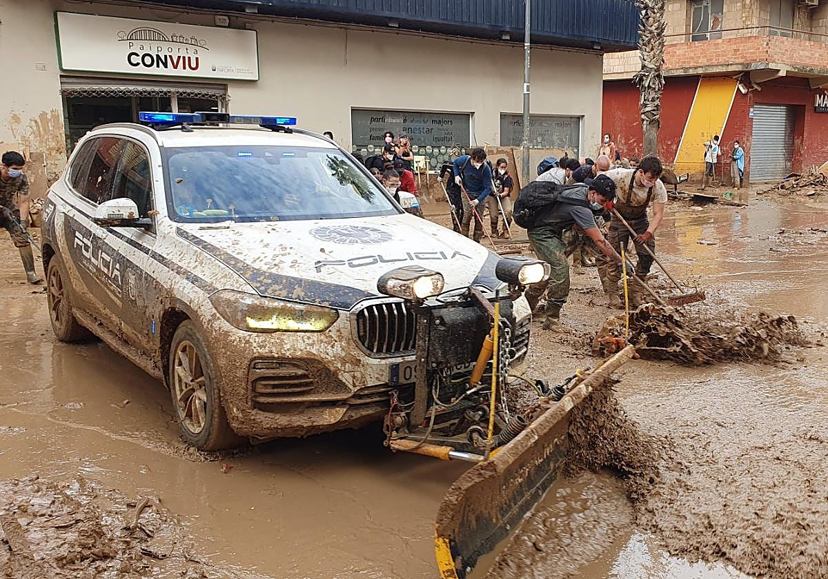 La Policía Local y la ciudadanía en Paiporta tras la catástrofe de la dana.