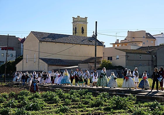 Desfile festivo por los caminos de la huerta en Horno de Alcedo.