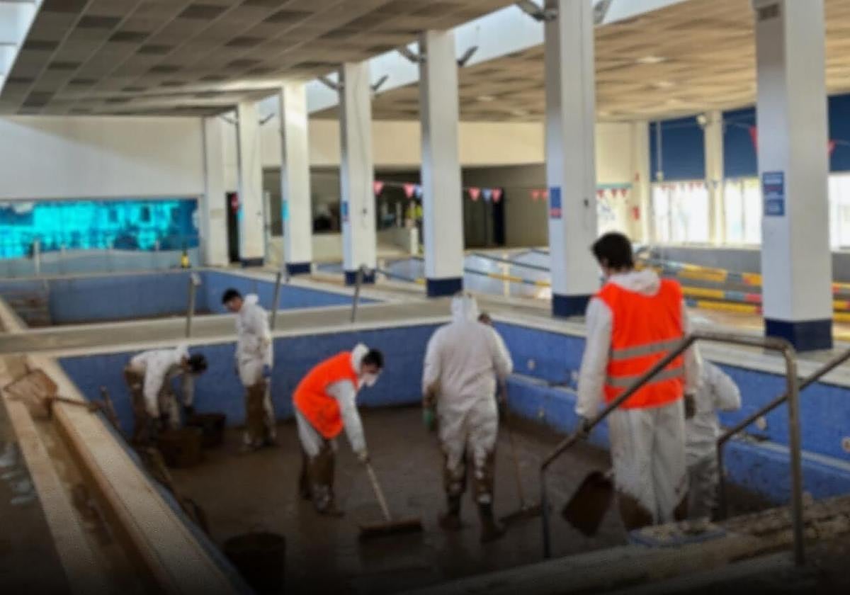 Limpieza del interior de algunos vasos de piscina en el centro deportivo.