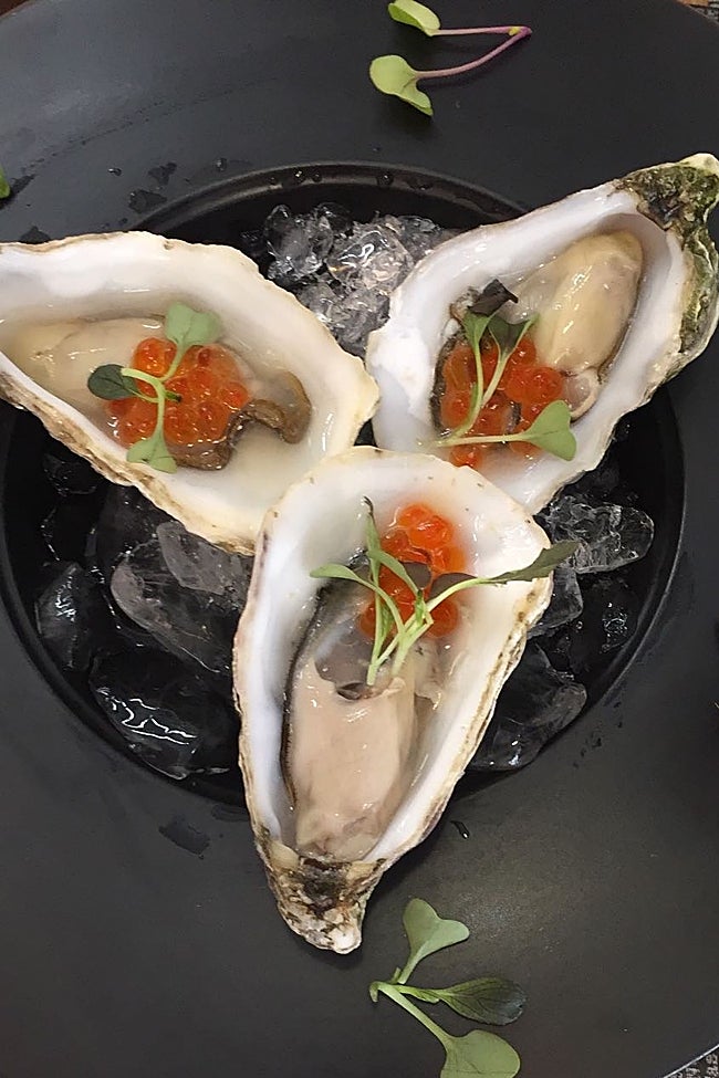 Amplio surtido de ostras frescas.