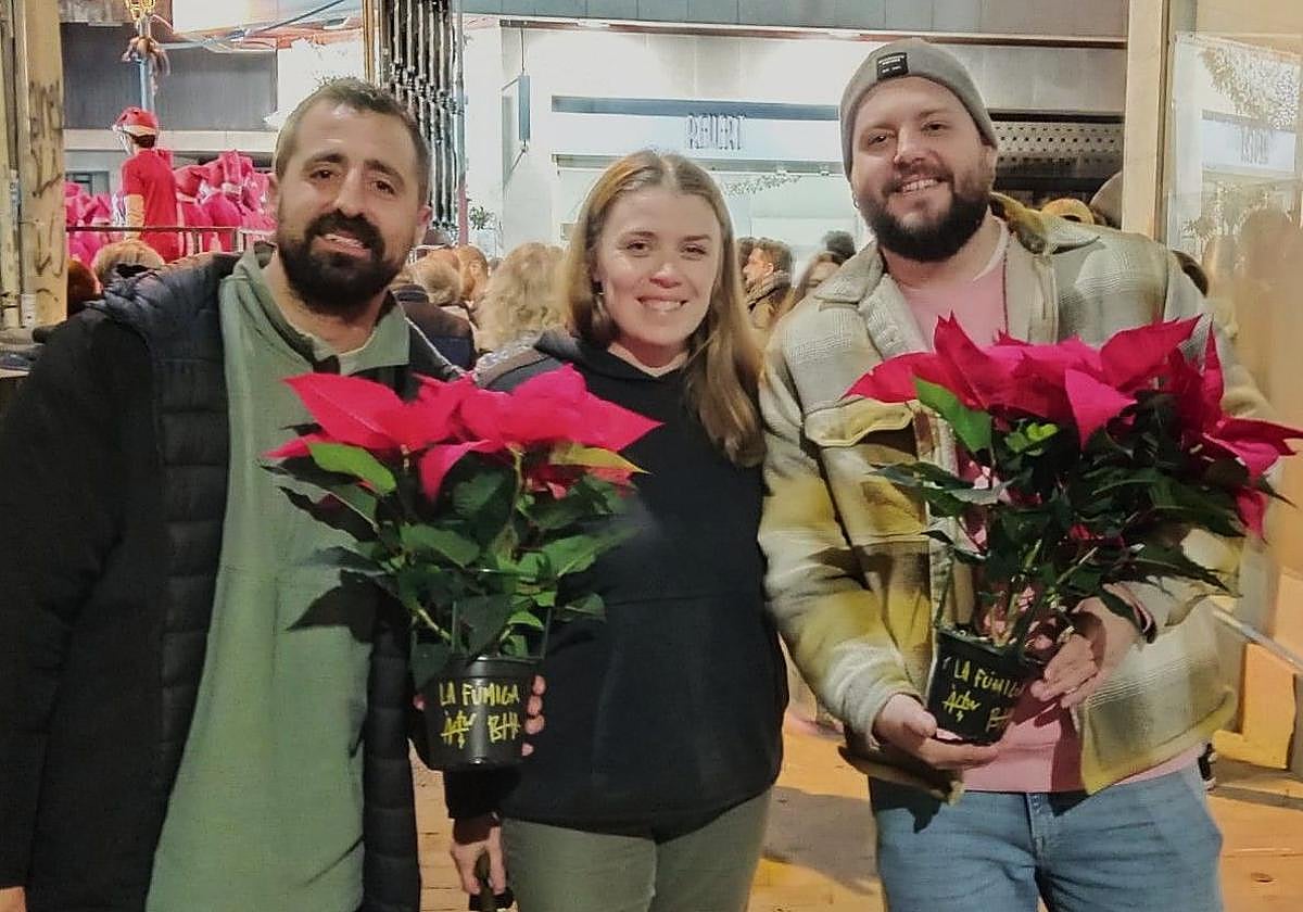 Integrantes de La Fúkiga con las plantas firmadas y dedicadas.