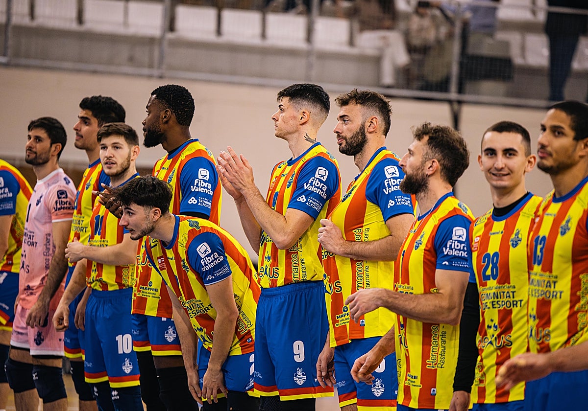 La plantilla agradece el apoyo del público.