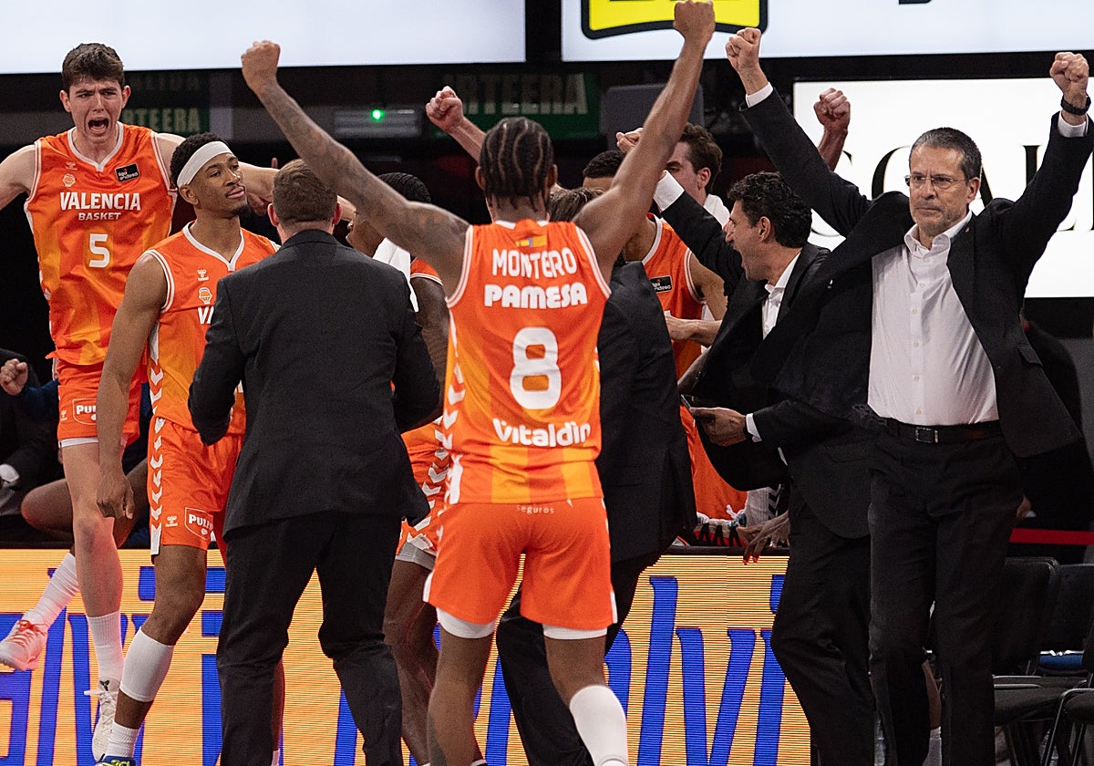 Montero celebra, junto a Pedro Martínez, la canasta ganadora de Taylor en Vitoria.