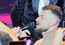 Jonas Arcos, entre el público en el Roig Arena.