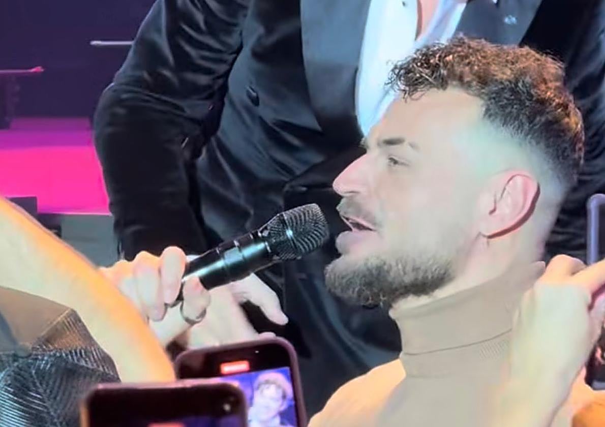 Jonas Arcos, entre el público en el Roig Arena.