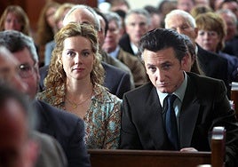 Laura Linney y Sean Penn en una escena de 'Mystic River'.