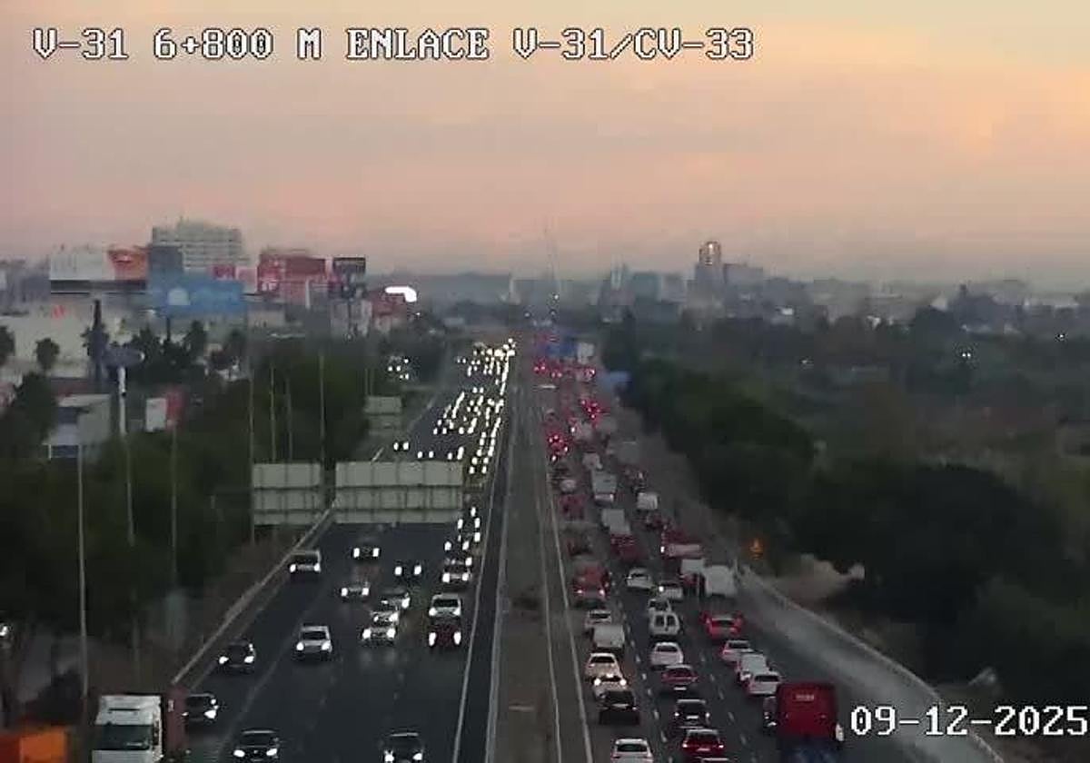 Atascos en la V-31 este martes.