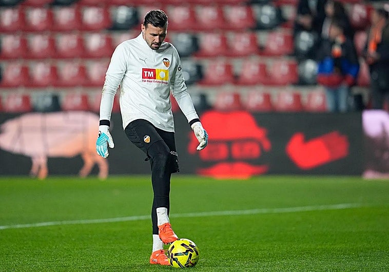 Dimitrievski, la llave que puede abrir el mercado de fichajes para el Valencia