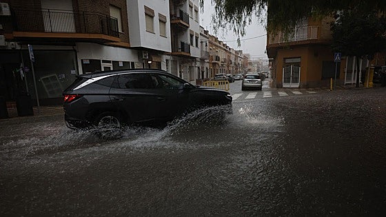 Las fuertes lluvias obligan a cortar el tráfico en 8 carreteras de Valencia