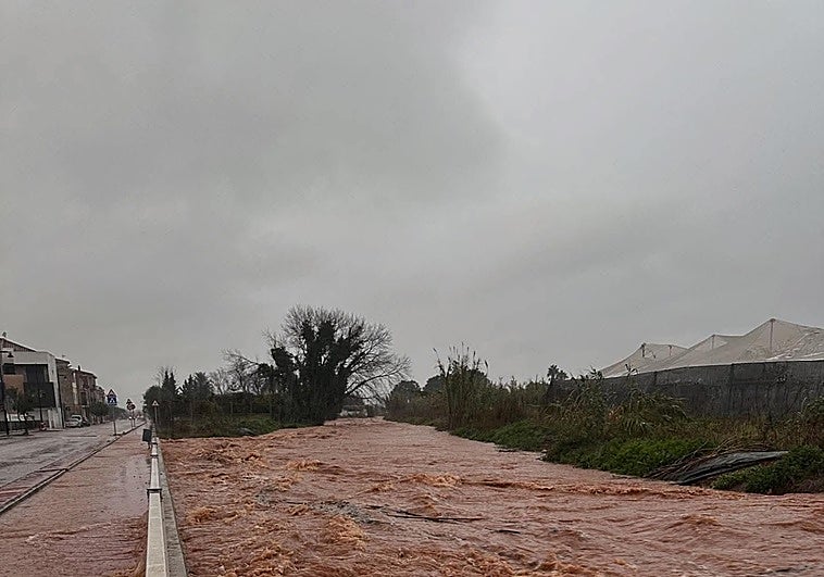 El temporal arrecia y empieza a llenar cauces y deja intensas granizadas al sur de Valencia