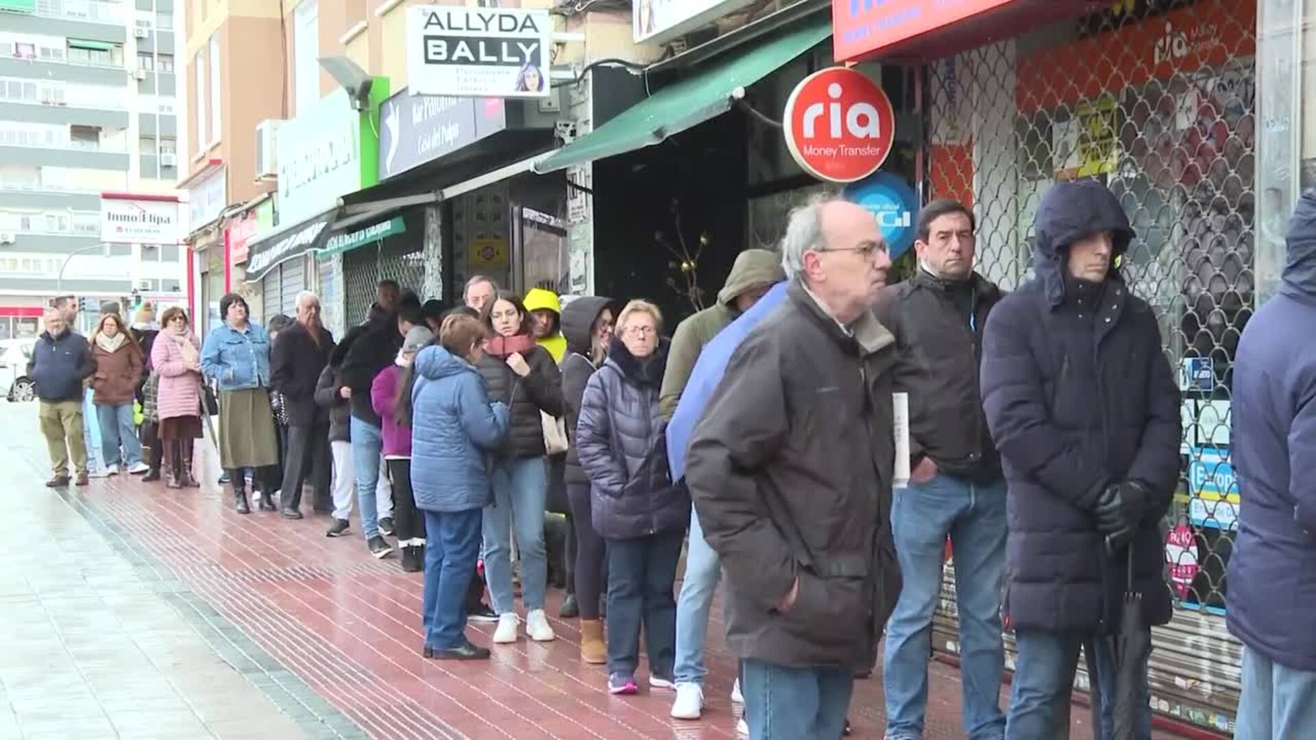 Colas de hasta una hora en Madrid para conseguir el roscón de Reyes del Horno La Gloria