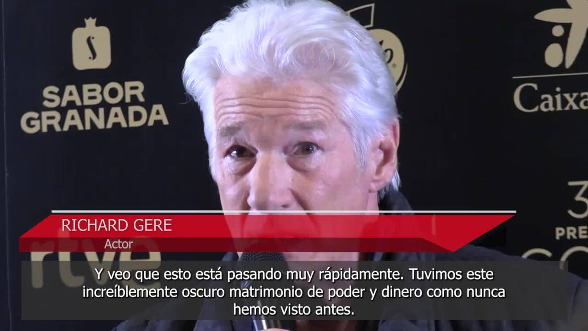 Richard Gere advierte desde la Alhambra sobre el "matrimonio oscuro" de poder y dinero en EEUU