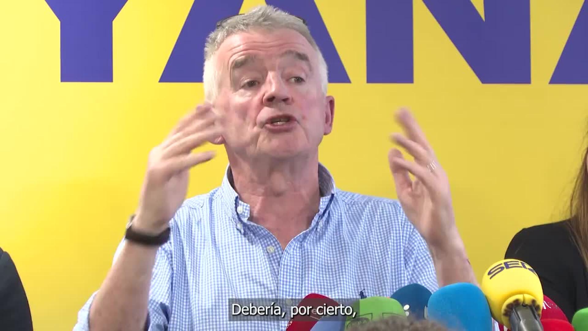 Ryanair presenta una campaña de ofertas en la que tilda de "ministro loco" a Bustinduy