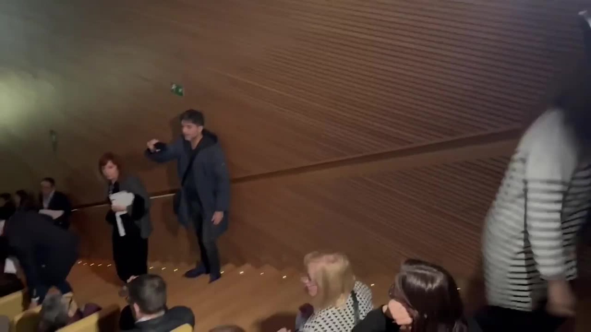 Interrumpen un acto de Mazón al grito de "dimisión" y asistentes abandonan el auditorio