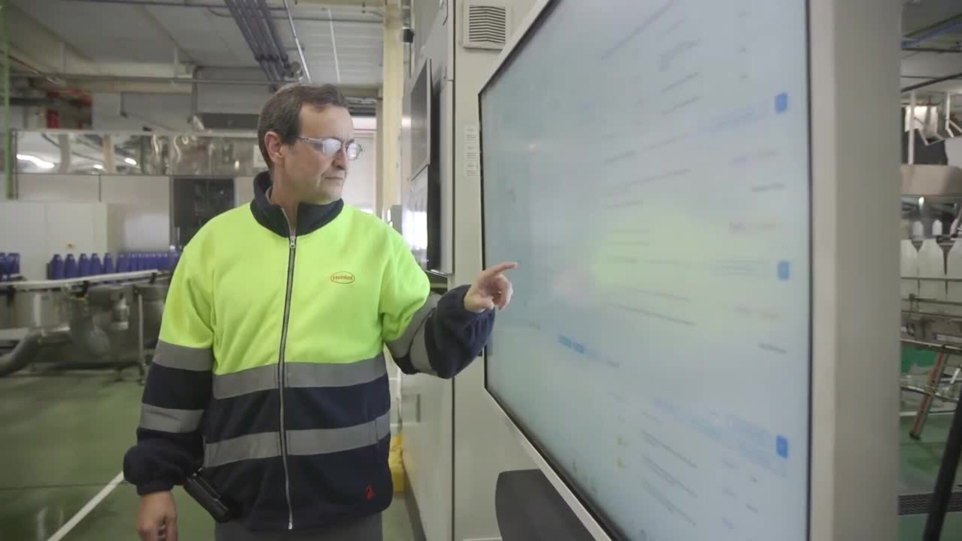 El presidente de la Generalitat visita Henkel en el 60 aniversario de su planta productiva
