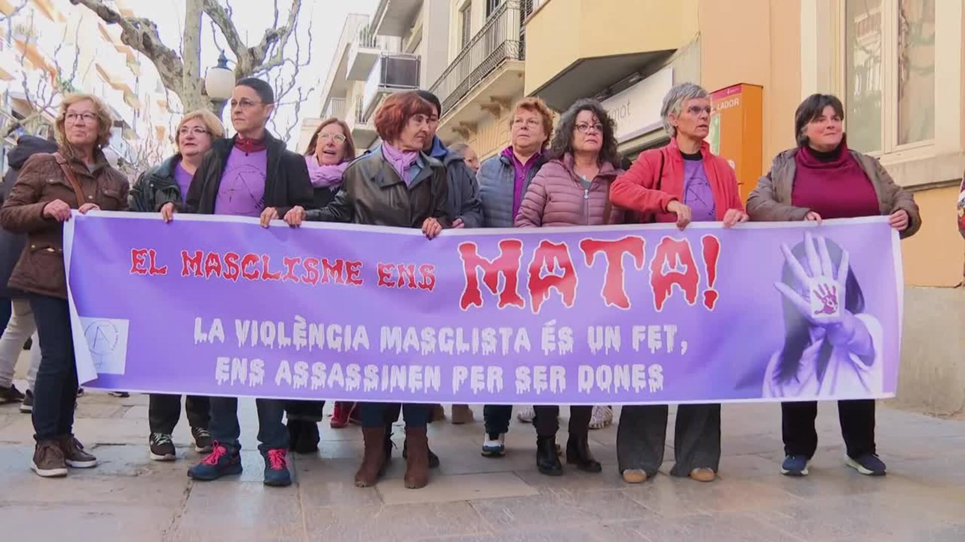 Un centenar de personas guarda un minuto de silencio por la mujer asesinada en Blanes (Girona)