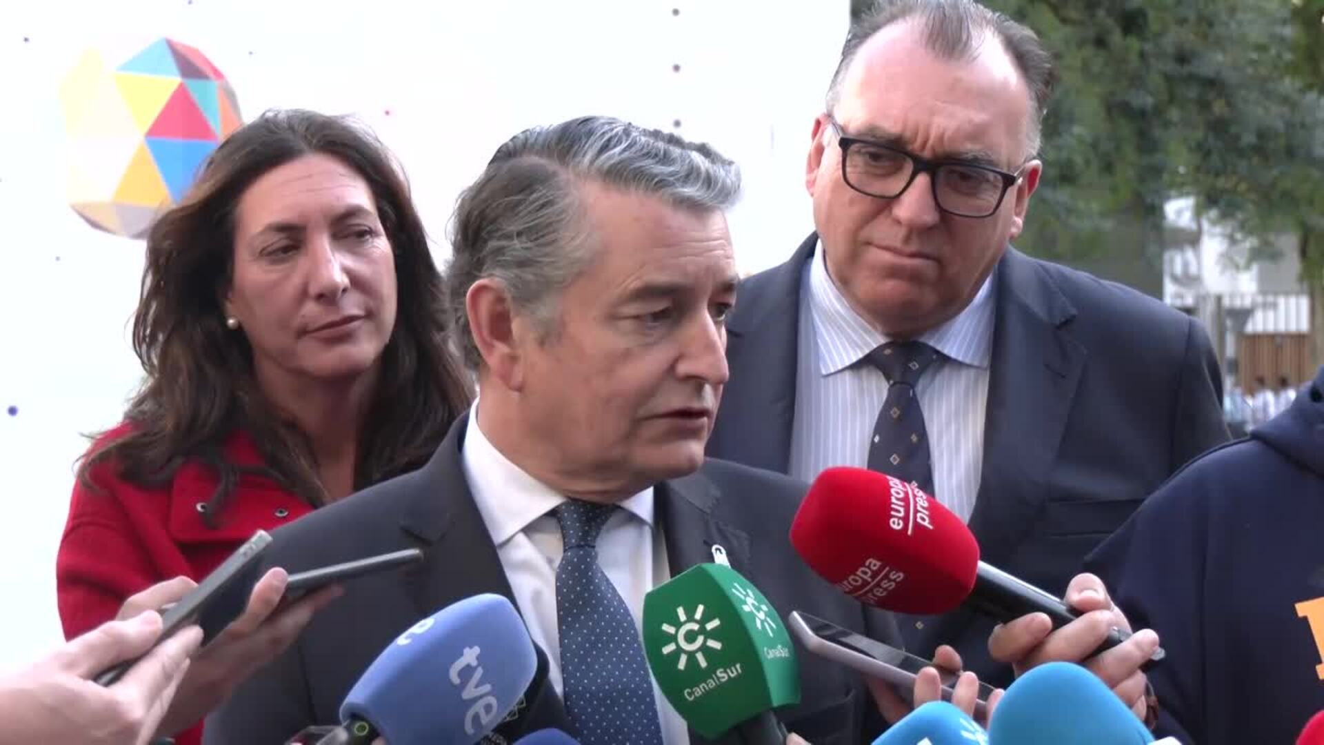 Sanz critica a Montero por errores debido a su presencia parcial en múltiples frentes