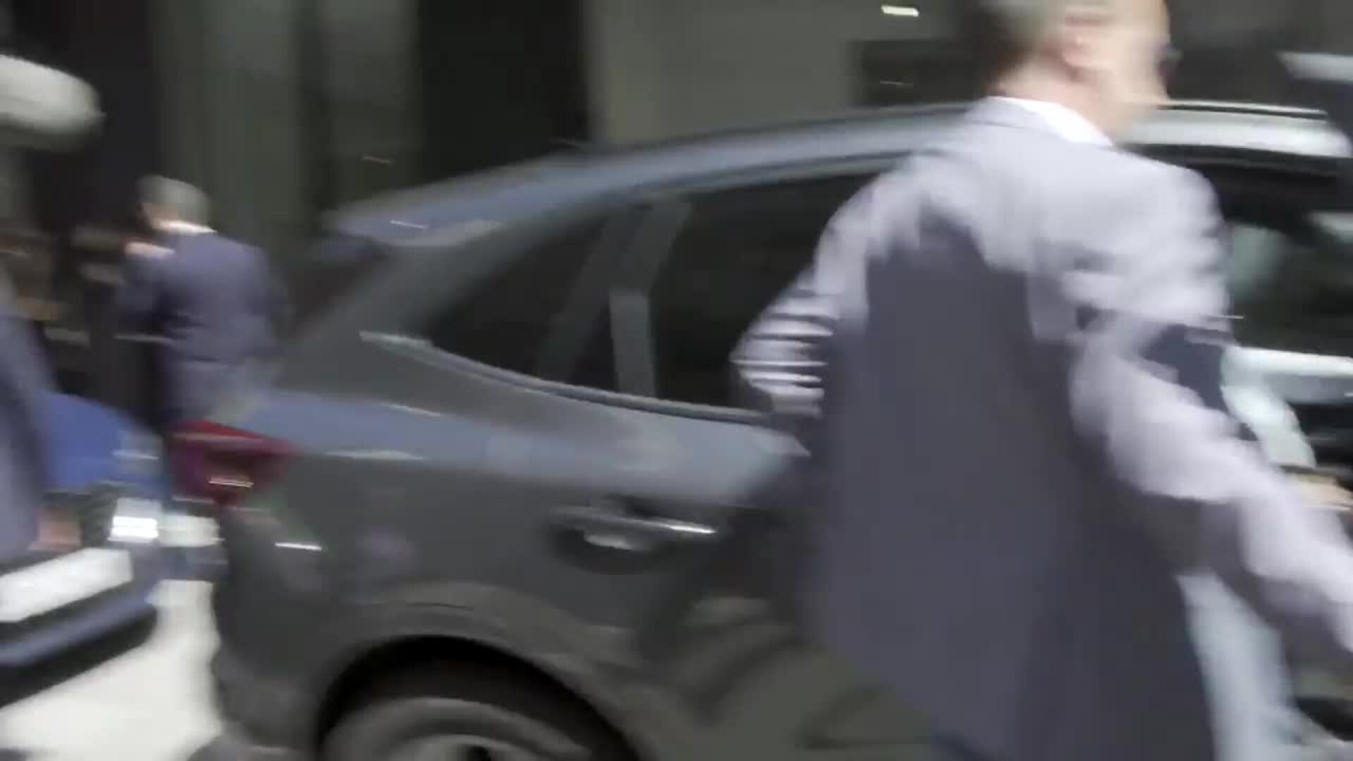 Un grupo de personas pide la dimisión de Mazón en la puerta de la CEV