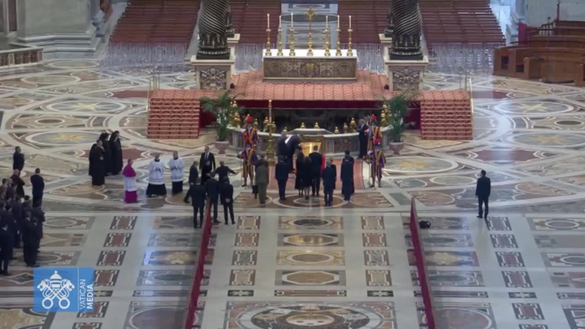 La Reina Letizia, de luto riguroso y con mantilla en el funeral del Papa Francisco