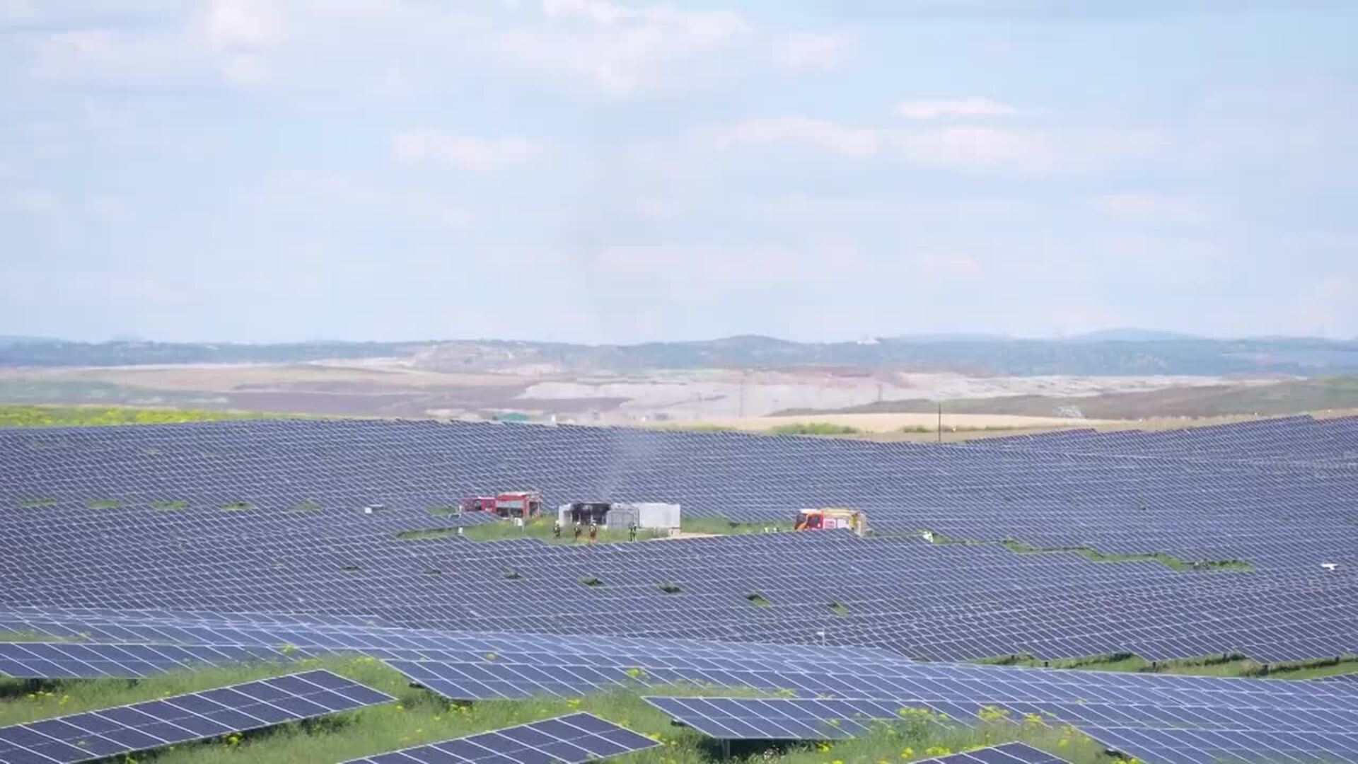 Incendio en una planta fotovoltaica en el polígono Los Llanos en Salteras (Sevilla)