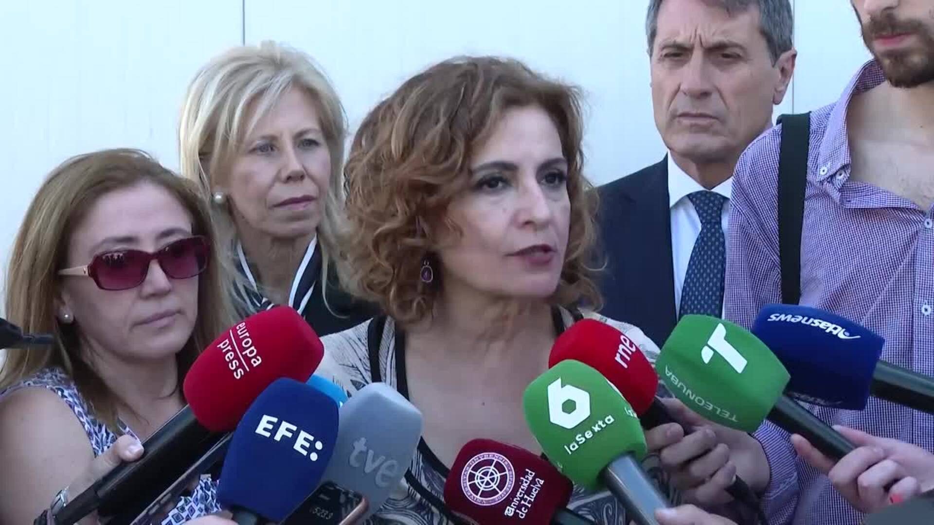 Montero mantiene que el procesamiento del hermano de Sánchez "se fundamenta en un bulo"