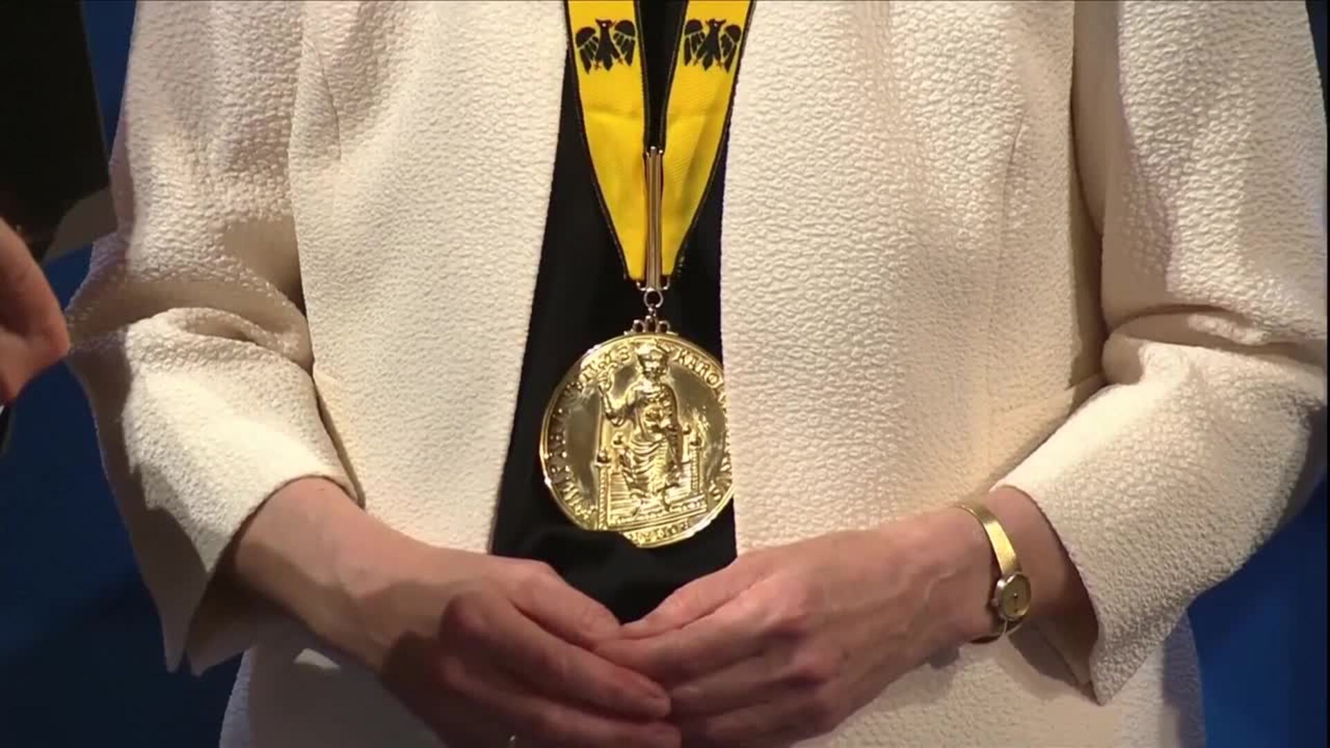 Ursula Von der Leyen recibe el premio Carlomagno de Aquisgrán 2025