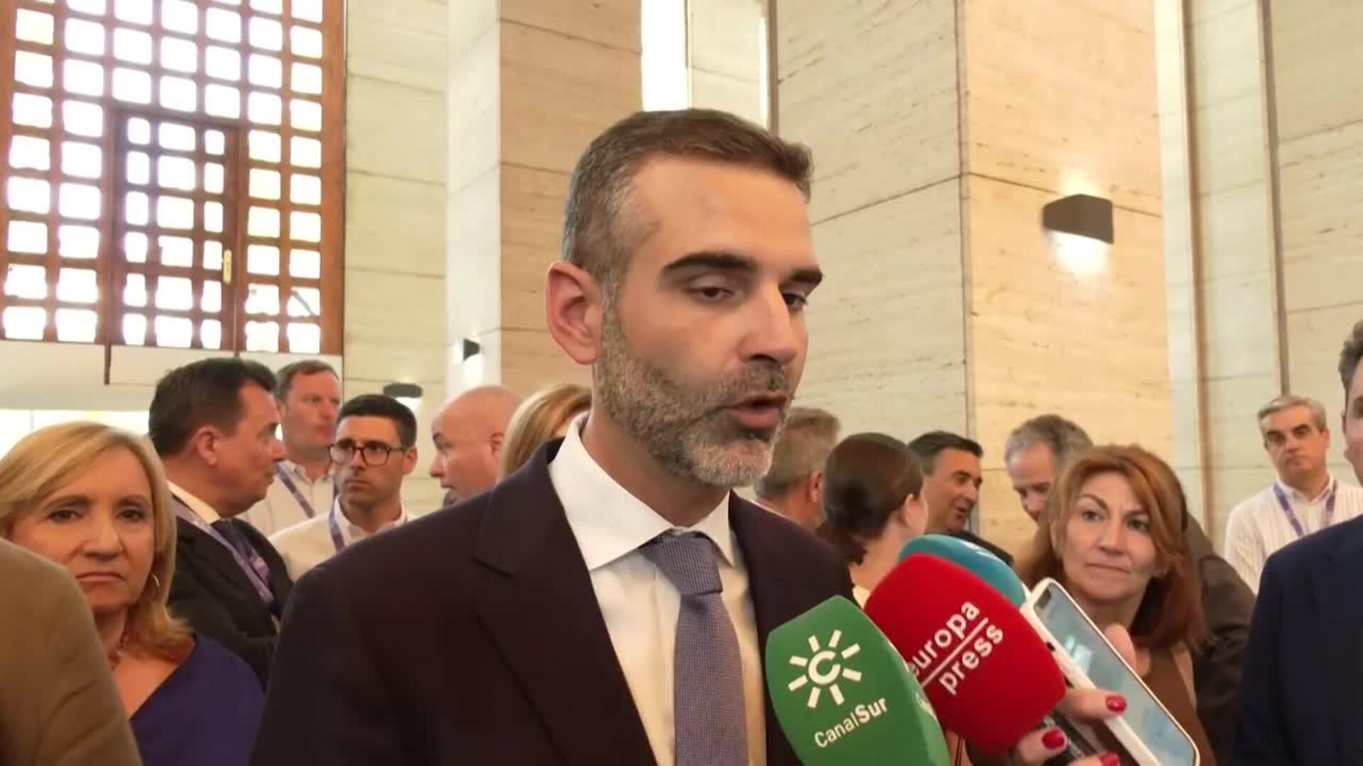 Fernández-Pacheco destaca el "potencial y peso estratégico" de los frutos rojos de Huelva