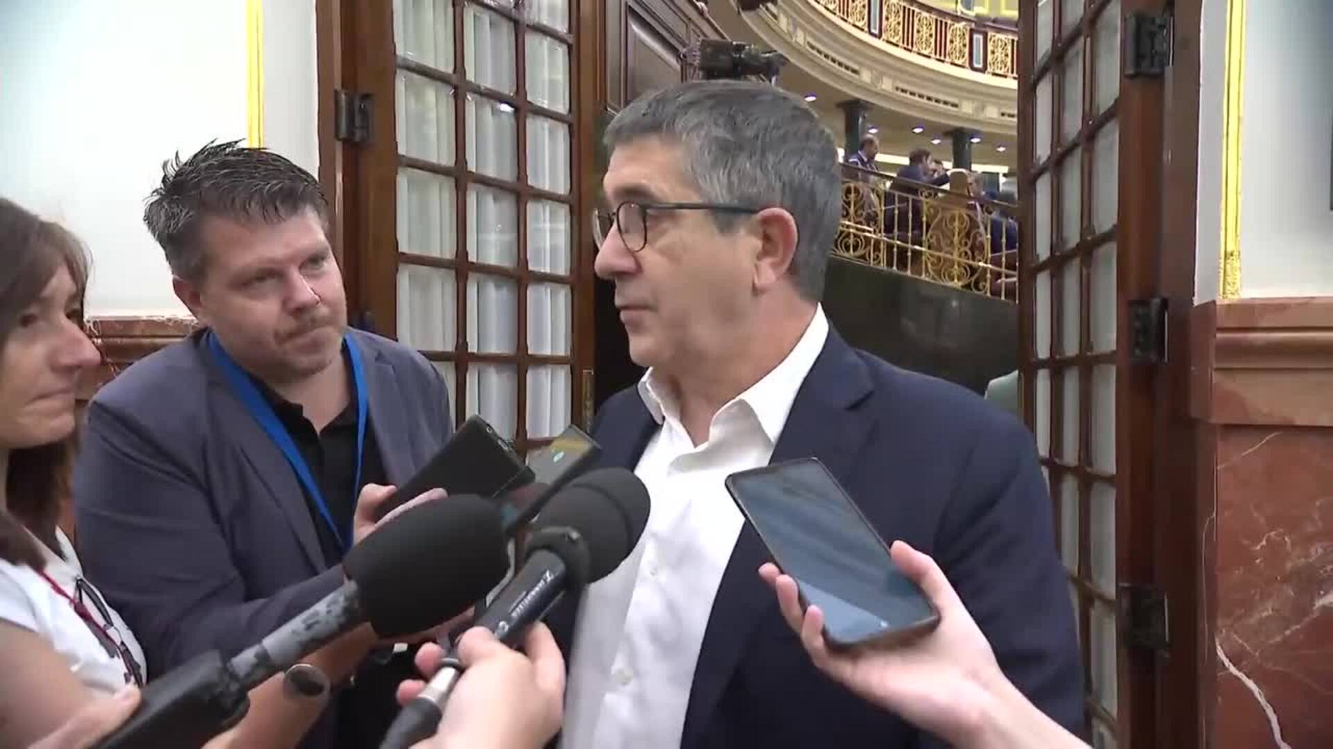 Patxi López afirma que "el PSOE va a ir hasta el final" y echará "a quien tenga que echar"