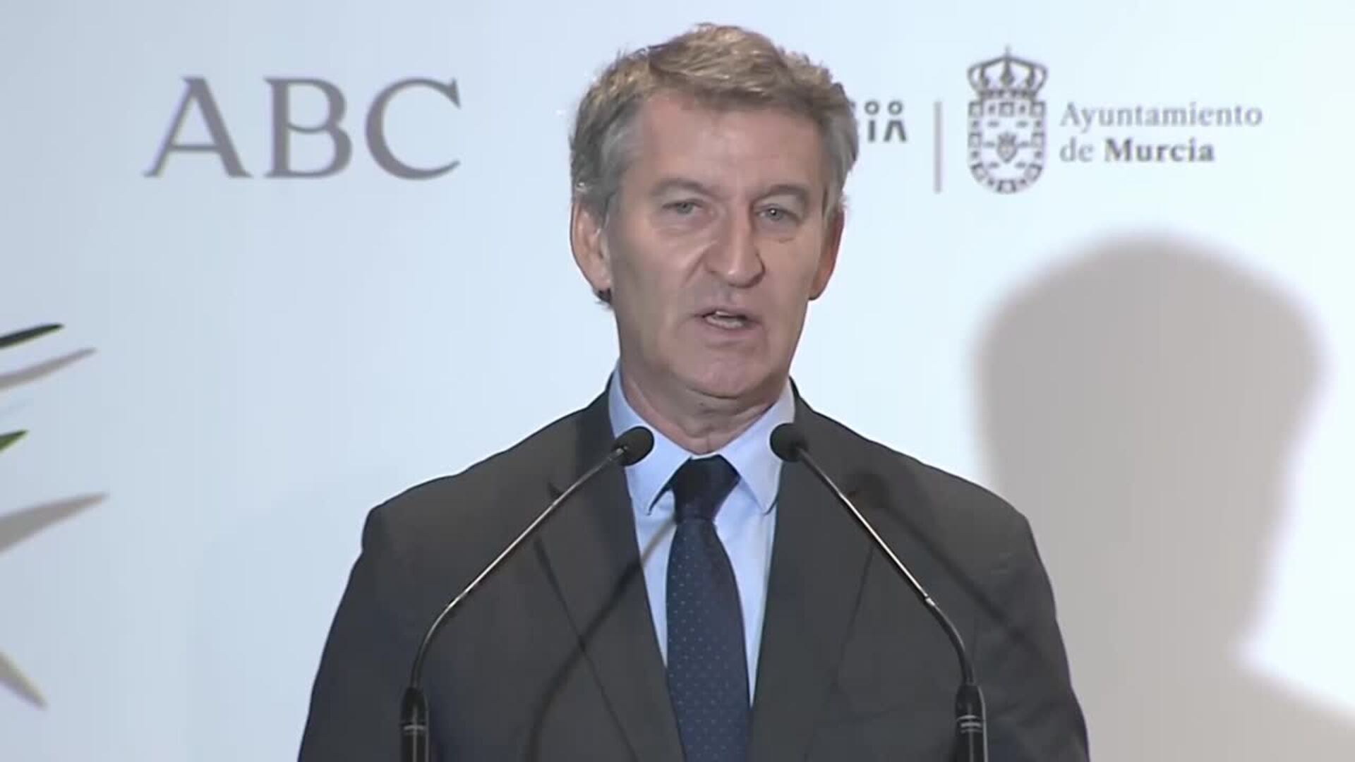 Feijóo dice que Sánchez no debería volver de La Haya tras el "desmentido" de Rutte