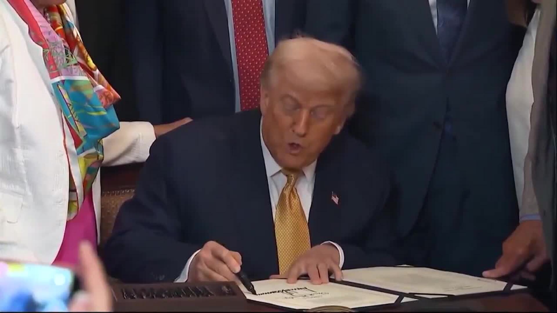 Trump firma la ley contra el fentanilo que establece una pena de diez años de cárcel