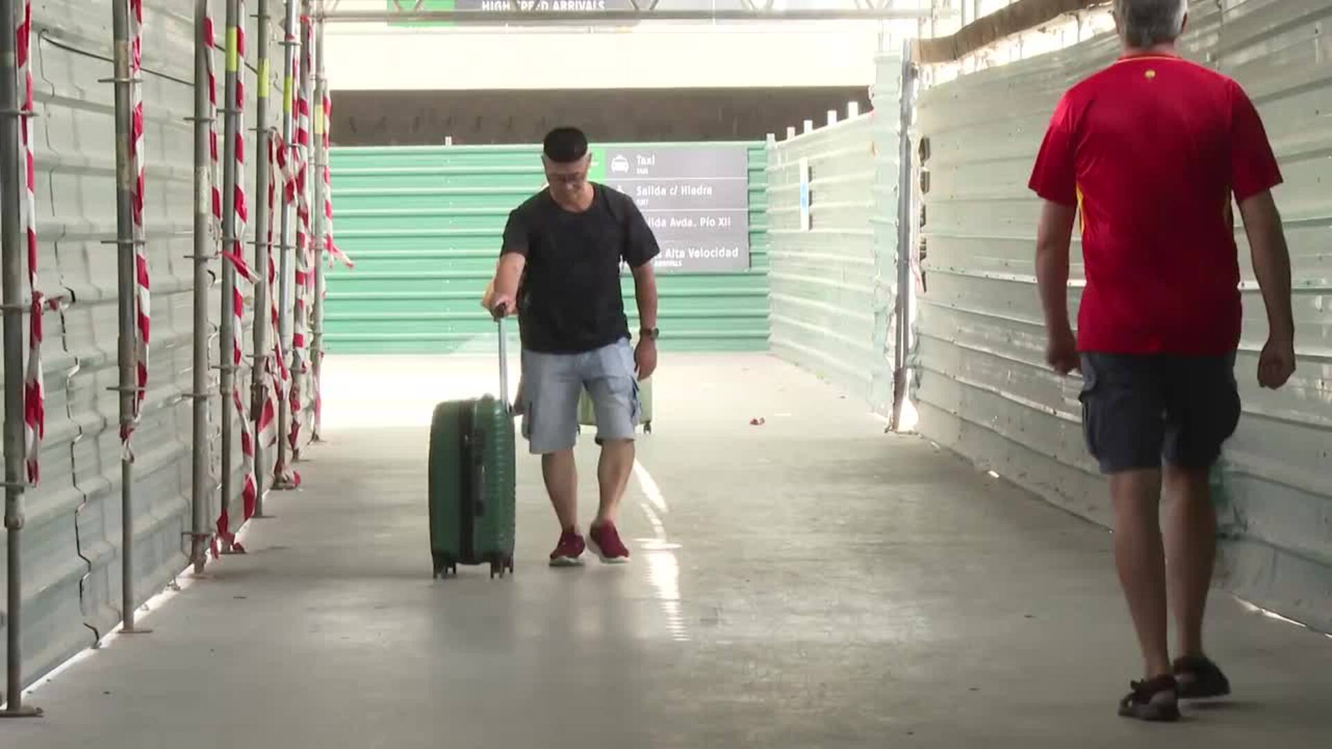 Cientos de personas regresan de sus vacaciones en el último día de agosto