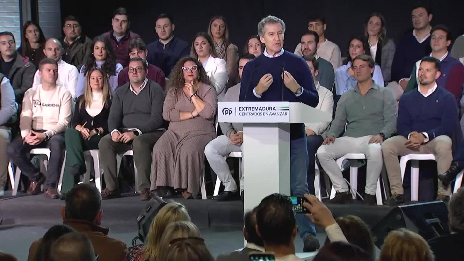 Feijóo dice que mientras Sánchez "retrasa lo inevitable", Guardiola "adelanta elecciones"