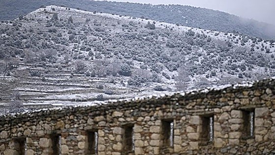 El temporal cubre de blanco el interior de la Comunitat, activa la alerta por nevadas y complica el tráfico