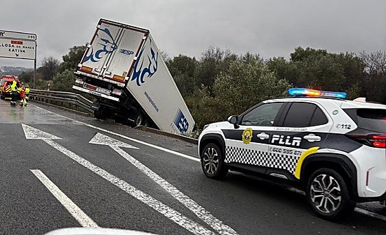 Un accidente en la A-7 a la altura de Xàtiva obliga a cerrar uno de los tres carriles sentido Alicante