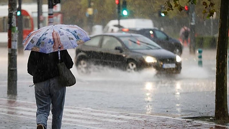 La lluvia comienza a descargar en la Comunitat y se activa el aviso naranja: las localidades donde más llueve este martes