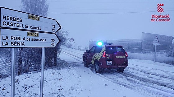 La tormenta Harry deja las primeras nevadas en Castellón y activa las máquinas quitanieve