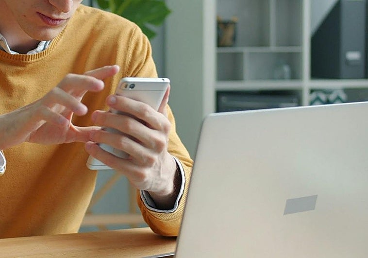 Una empresa recibe una multa de 80.000 euros por usar los móviles de los empleados como herramienta de seguridad para recibir los códigos de autenticación