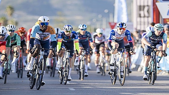 Girmay da en la Volta la primera victoria en España al equipo ciclista de Iniesta
